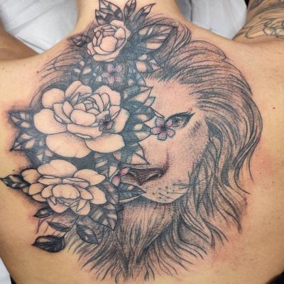 tatouage-femme-dos-cover-lion-floral.jpg